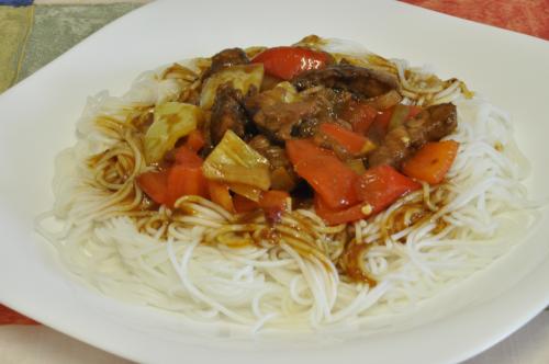 Jak uvařit vepřové s paprikou na červeném kari? Snadné recept, připravený za 30 - 45 minut